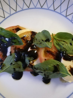 Una foto de Tomates con mozzarella y albahaca fresca