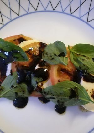 Una foto de Tomates con mozzarella y albahaca fresca