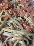 Fettuccini de espinaca con salteado de atún