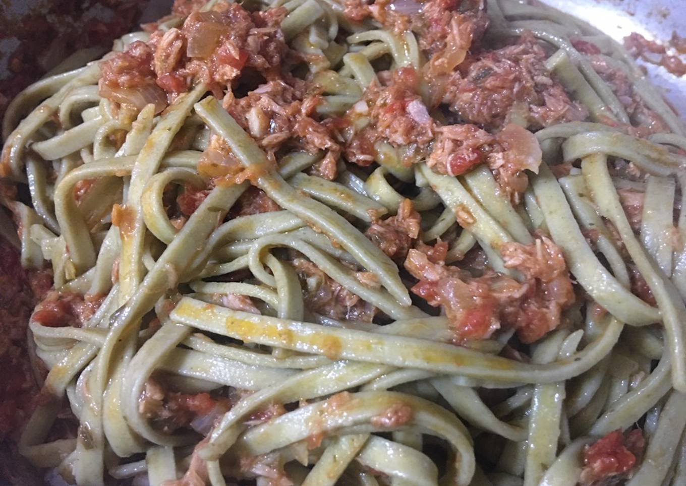 Fettuccini de espinaca con salteado de atún