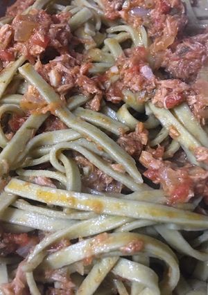 Una foto de Fettuccini de espinaca con salteado de atún