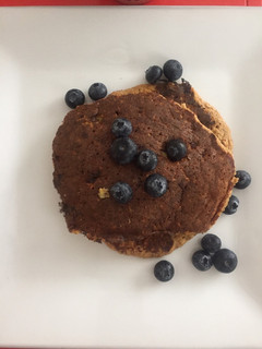 Una foto de Panqueques 🥞 de plátano con arándanos