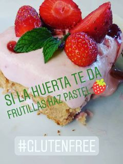Una foto de Bizcocho de plátano con crema de frutilla (apto para celíacos)