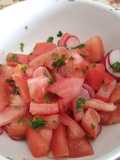 Ensalada de tomate, rabanitos y hojas verdes bien fresquita