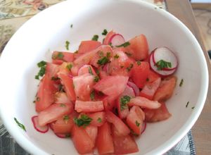 Una foto de Ensalada de tomate, rabanitos y hojas verdes bien fresquita