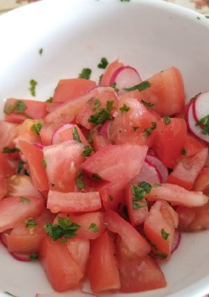 Una foto de Ensalada de tomate, rabanitos y hojas verdes bien fresquita