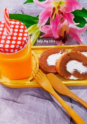 Hình của món Bánh bông lan cacao cuộn kem.