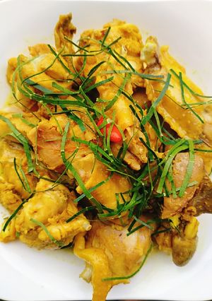 Hình của món Gà kho lá chanh.