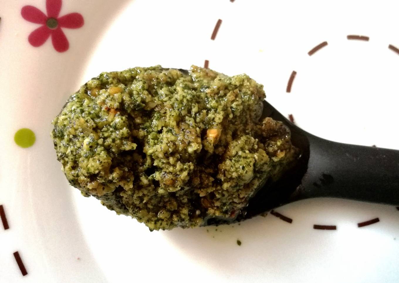 Salsa pesto de aguacate, menta y cacahuetes con picadora o Mycook