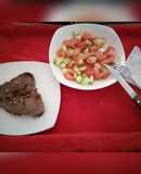Bistec con ensalada de tomate y pepino