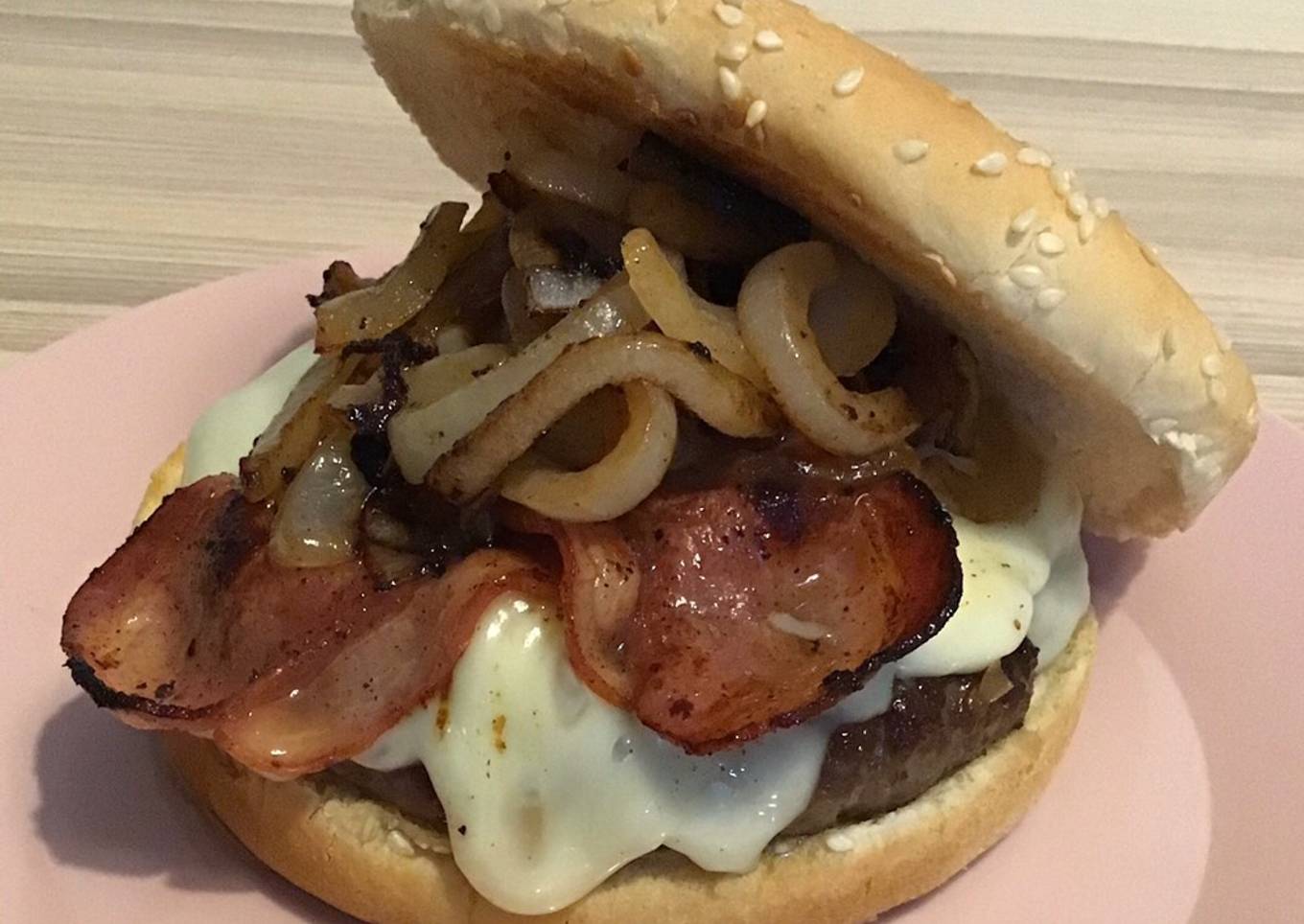 Hamburguesa de vacuno 100% con queso cebolla y bacon 馃檭