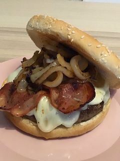 Una foto de Hamburguesa de vacuno 100% con queso cebolla y bacon 🙃