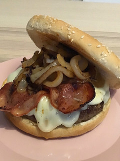 Una foto de Hamburguesa de vacuno 100% con queso cebolla y bacon 🙃