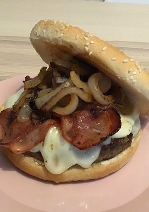 Una foto de Hamburguesa de vacuno 100% con queso cebolla y bacon 🙃