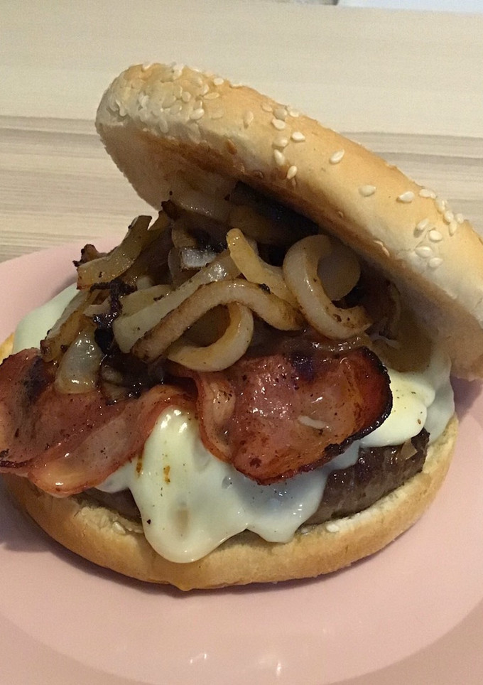 Una foto de Hamburguesa de vacuno 100% con queso cebolla y bacon 🙃