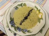 Crema de brécol con nabos y sésamo negro