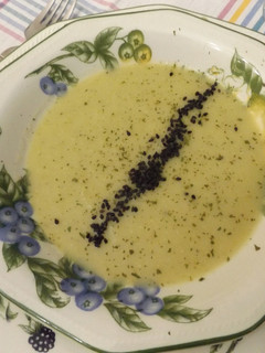 Una foto de Crema de brécol con nabos y sésamo negro
