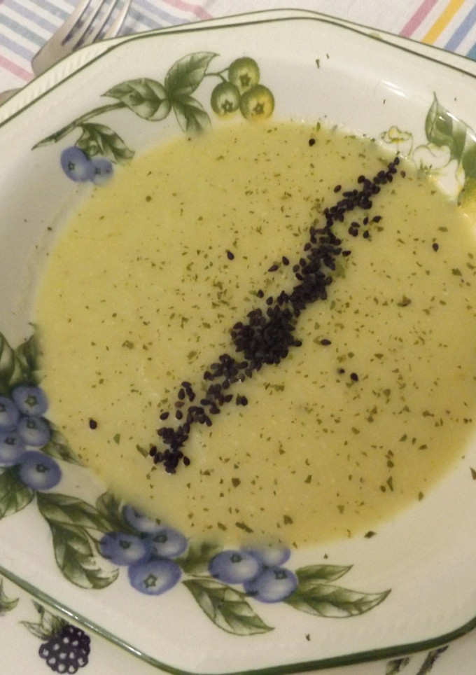 Una foto de Crema de brécol con nabos y sésamo negro