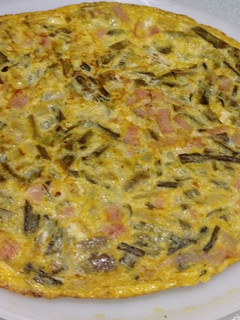Una foto de Tortilla de cardillos o tagarninas con jamón York