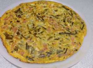 Una foto de Tortilla de cardillos o tagarninas con jamón York