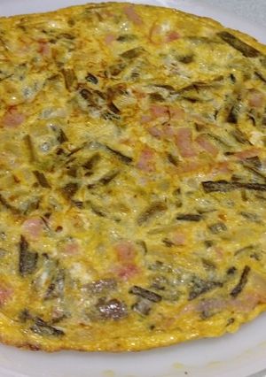 Una foto de Tortilla de cardillos o tagarninas con jamón York