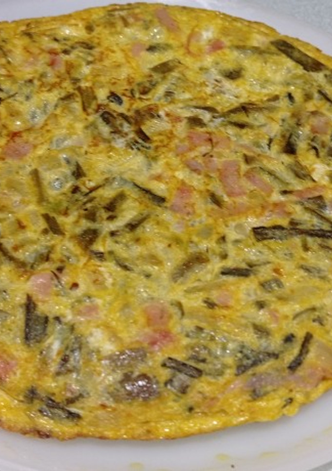 Una foto de Tortilla de cardillos o tagarninas con jamón York