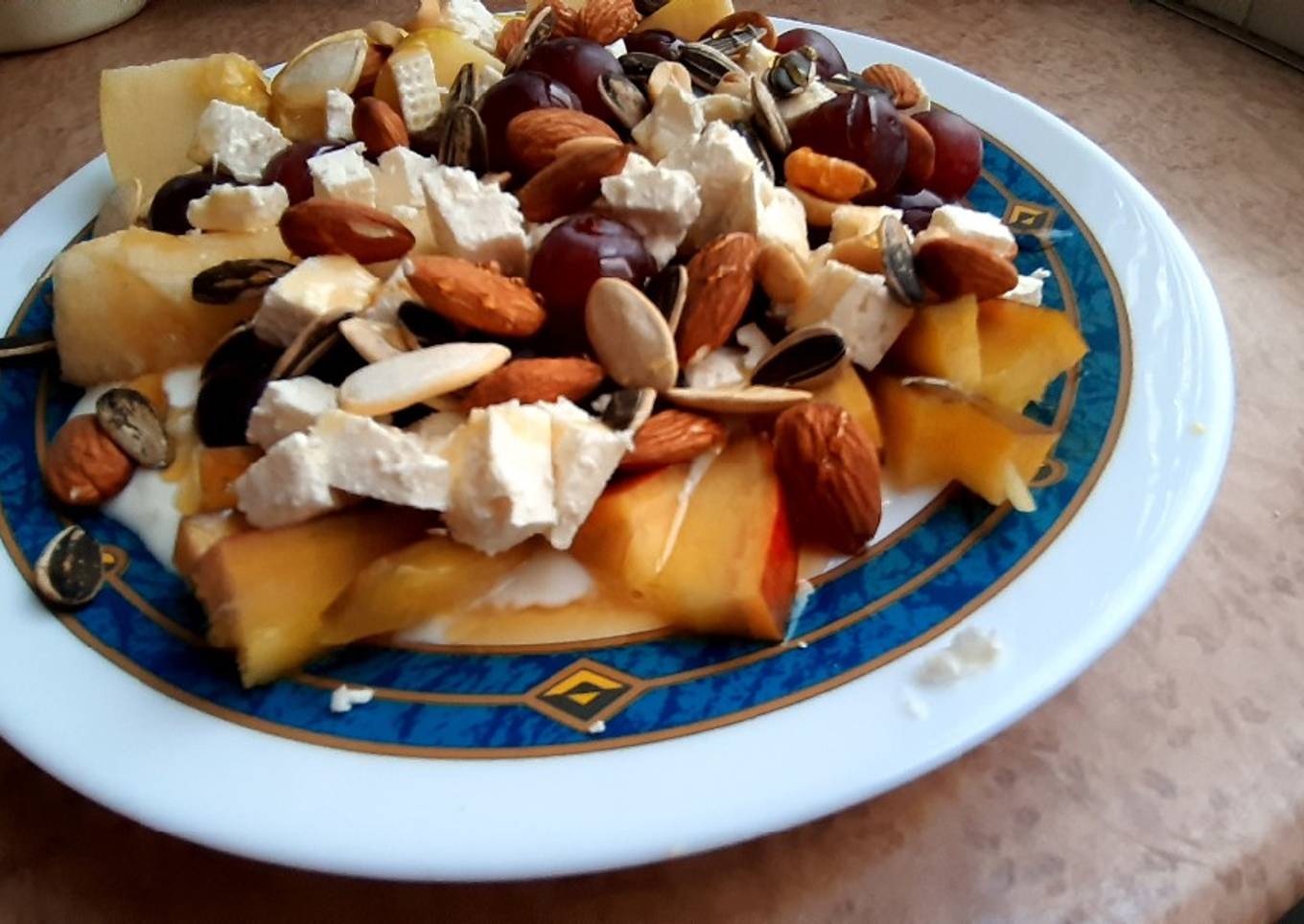 Mega desayuno saludable. Fruta y yogurt griego