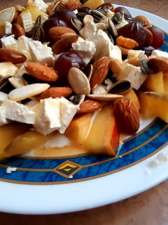 Una foto de Mega desayuno saludable. Fruta y yogurt griego