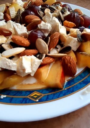 Una foto de Mega desayuno saludable. Fruta y yogurt griego