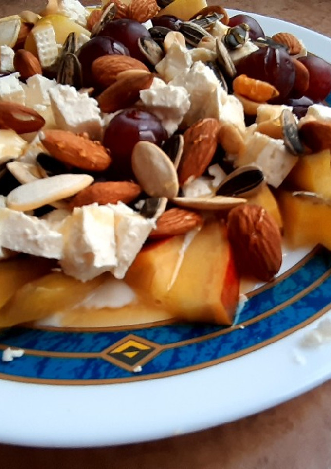 Una foto de Mega desayuno saludable. Fruta y yogurt griego