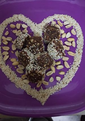 A picture of Til and peanuts date roll.