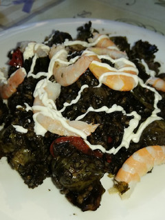 Una foto de Arroz negro con choco y langostinos