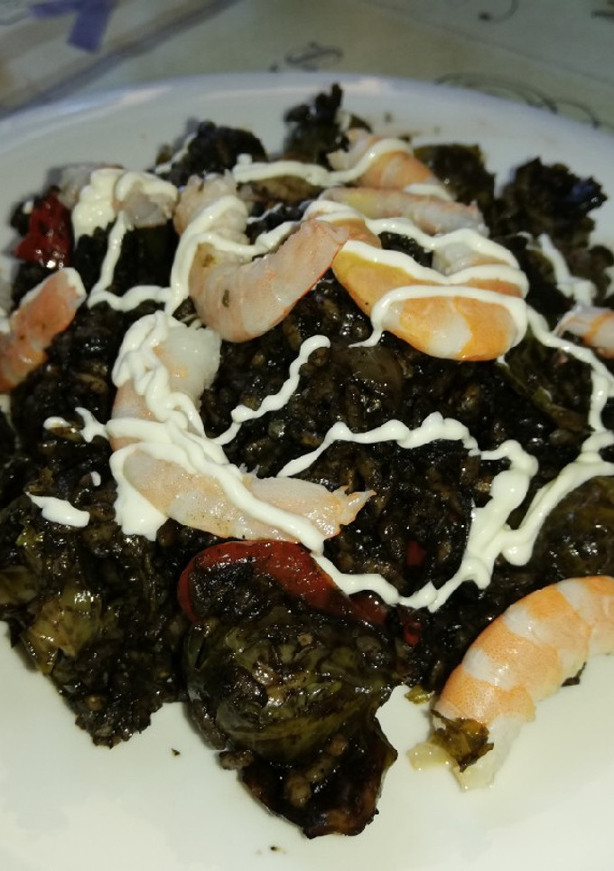 Una foto de Arroz negro con choco y langostinos