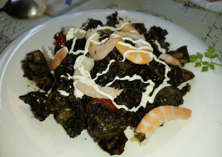 Arroz negro con choco y langostinos