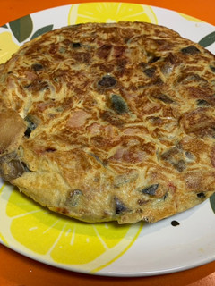Una foto de Tortilla rápida de verduras y jamón serrano