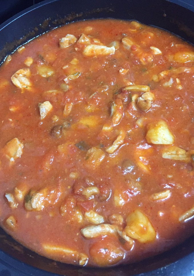 Una foto de Pollo en tomate con aprovechamiento