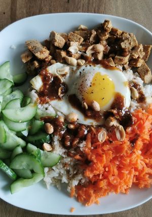 Une photo de Bibimbap coréen au Tofu (végétarien)