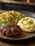 🍔 Hamburguesa Fit al Plato con Puré y Ensalada