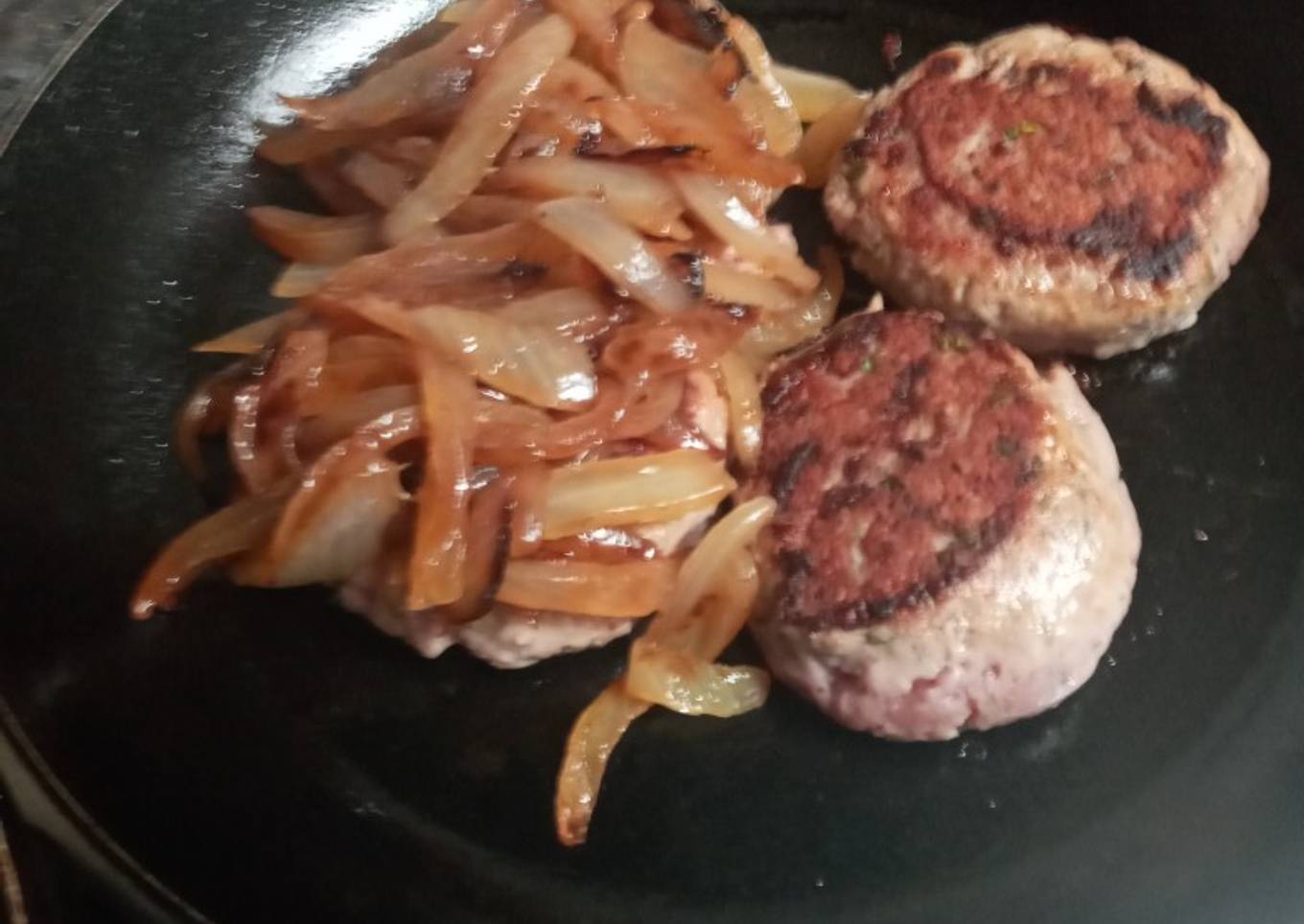 Hamburguesa de pavo a mi estilo al plato con papas fritas clean