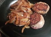 Una foto de hamburguesa al plato