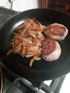 Una foto de Hamburguesa de pavo a mi estilo al plato