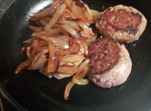 Una foto de Hamburguesa de pavo a mi estilo al plato