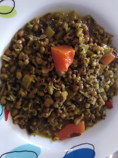 Una foto de Olla de soja verde y arroz salvaje