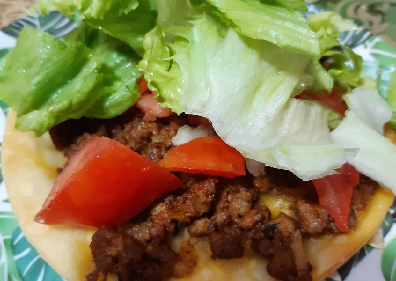 Empanada distintas con tomates y lechuga