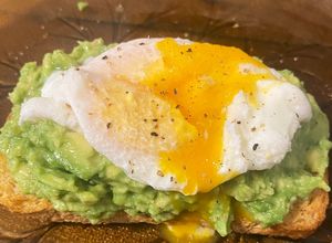 Una foto de Tostón de palta con huevo poché 🥑🍳