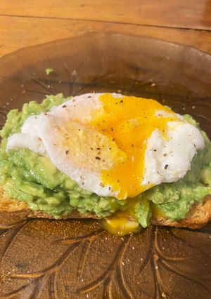 Una foto de Tostón de palta con huevo poché 🥑🍳