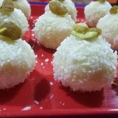 A picture of Coconut Laddoo.