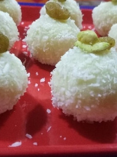 A picture of Coconut Laddoo.