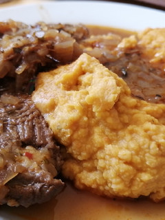 Una foto de Carne al jugo con puré de garbanzos