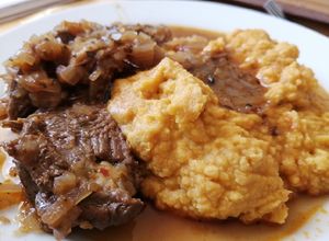Una foto de Carne al jugo con puré de garbanzos
